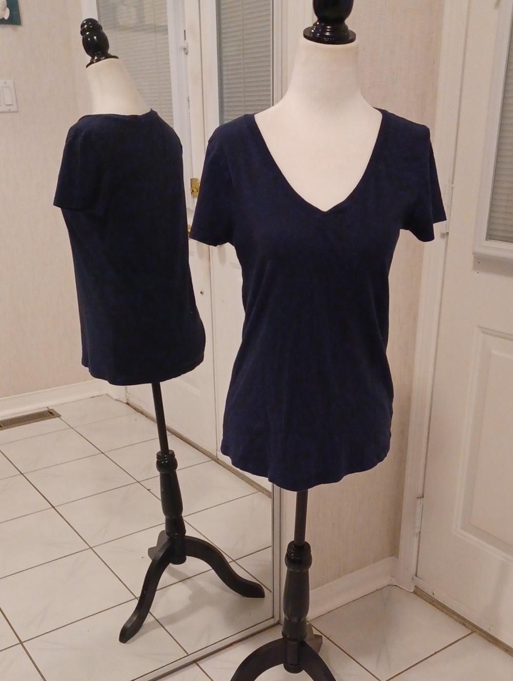 4/$40 Gap Navy Blue V-Neck Tee - Size Small
